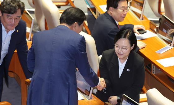 국민의힘 의원들과 인사하는 한성숙 총리