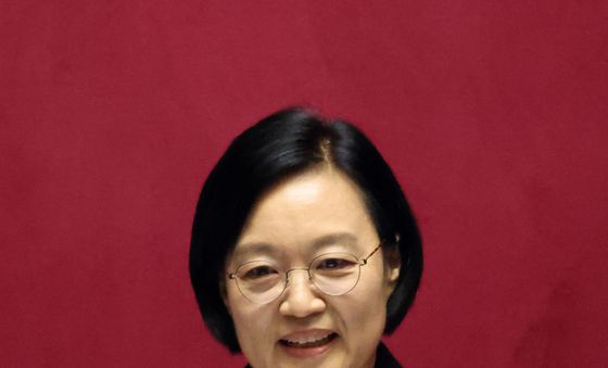 국회에서 인사말하는 한성숙 국무총리