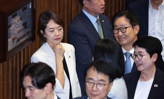 본회의 참석한 고민정