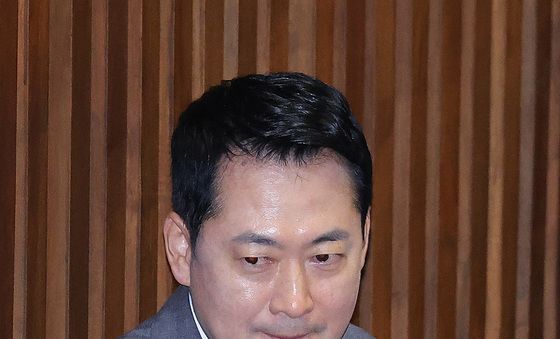 생각 잠긴 장동혁 대표
