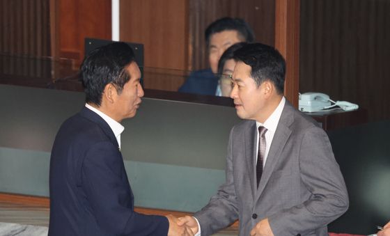 野 대표와 악수 나누는 정청래