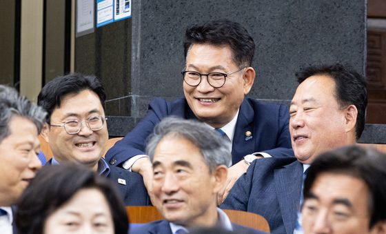 의원들과 대화 나누는 송영길