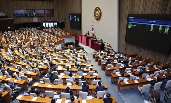 상임위원장 당선 선포하는 조정식 의장