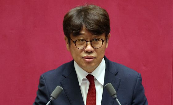 당선인사하는 유의동 신임 국토위원장