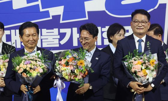본경선 진출하며 꽃다발 받아든 정청래·김민석·송영길