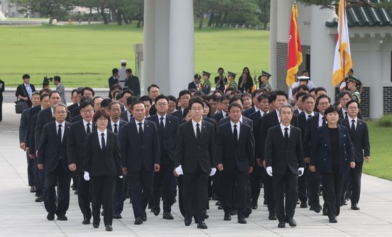 현충탑 참배하는 국회 후반기 의장단·상임위원장