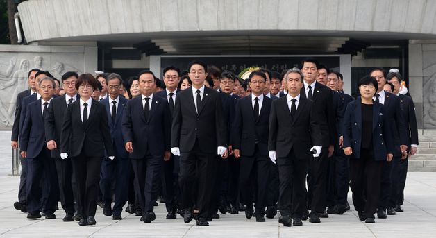 현충탑 참배 마치고 이동하는 22대 후반기 국회의장단·상임위원장단