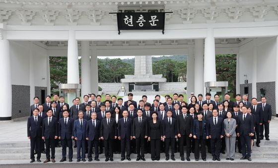 현충탑 참배 마친 22대 후반기 국회