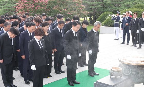 현충탑 참배하는 22대 국회 후반기 의장단·상임위원장단