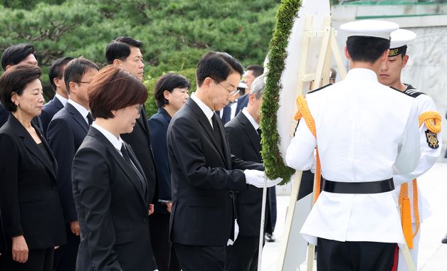 헌화하는 조정식 국회의장