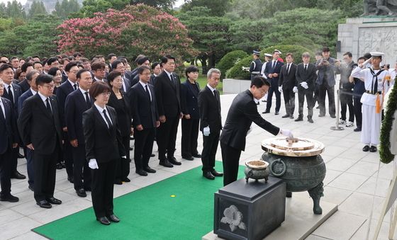 현충탑서 분향하는 조정식 국회의장