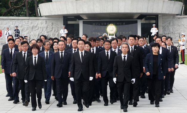 22대 국회 후반기 원 구성 마무리…현충원 찾은 의장단·상임위원장단