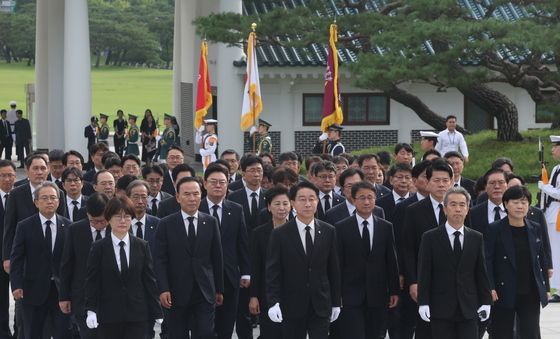 국회 후반기 원 구성 마무리…현충원 찾은 의장단·상임위원장단