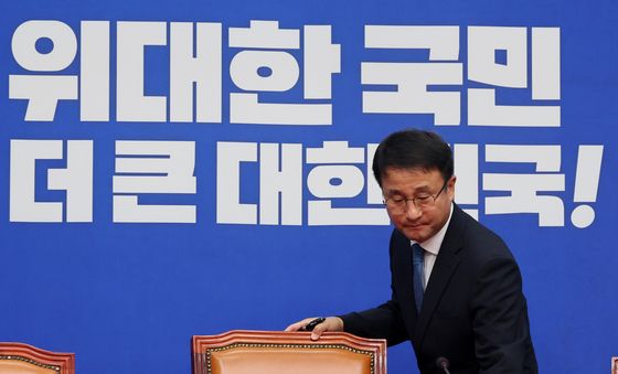 회의 참석하는 한병도 직무대행