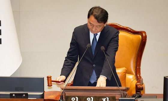 의사봉 두드리는 이광재 예결위원장
