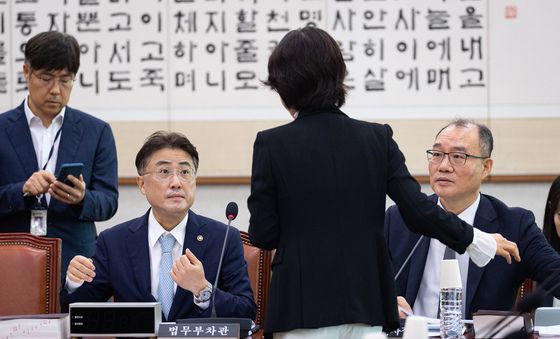 수석전문위원과 대화하는 이진수·기우종