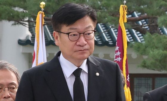 현충탑으로 향하는 정점식 원내대표