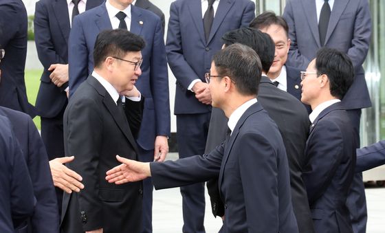 의원들과 인사 나누는 정점식 원내대표