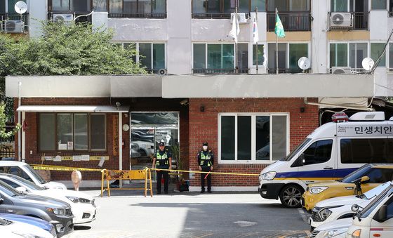 통제된 '경산 아파트 관리사무소 방화' 현장