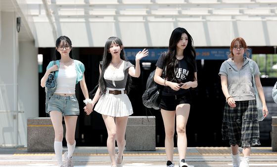 QWER, 출국