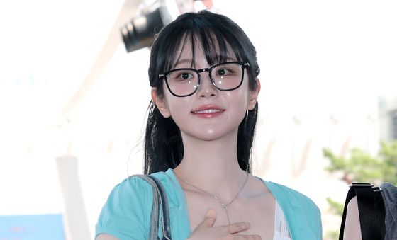 QWER 쵸단, 예쁜 안경언니