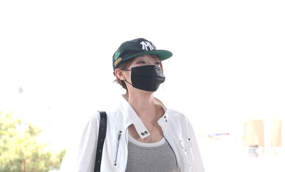 최예나, 출국