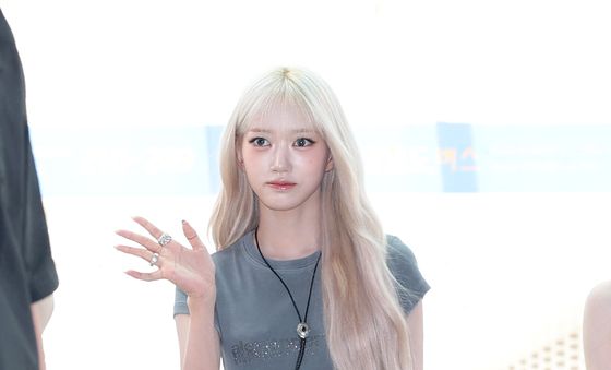 수인, 짧은 치마 입고
