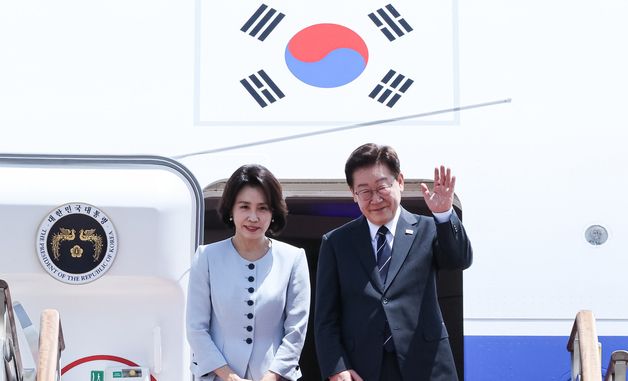 인사하는 이재명 대통령·김혜경 여사