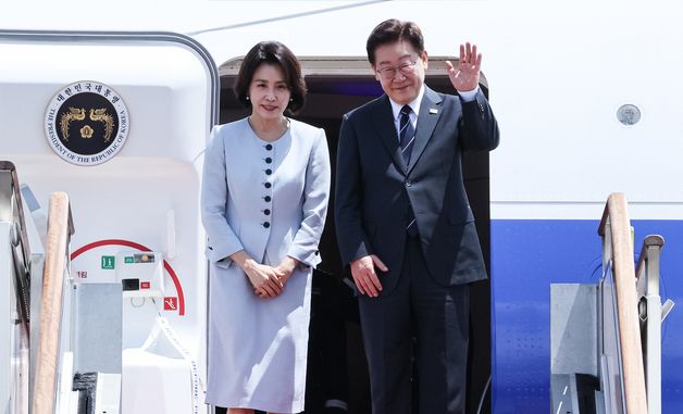 인사하는 이재명 대통령·김혜경 여사