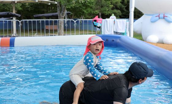 물놀이 즐기는 아버지와 아들
