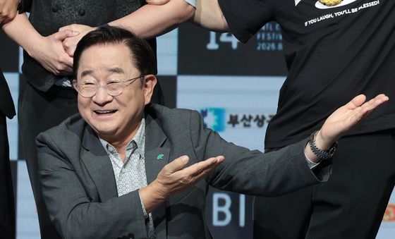 포즈 취하는 BICF 이홍렬