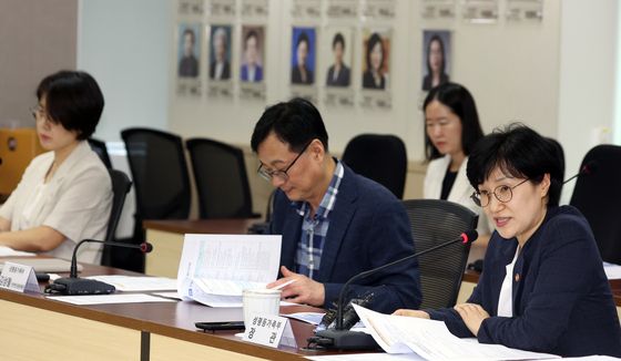 여성폭력방지위원회 회의 주재하는 원민경 장관
