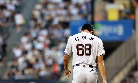 고개 숙인 두산 최민석