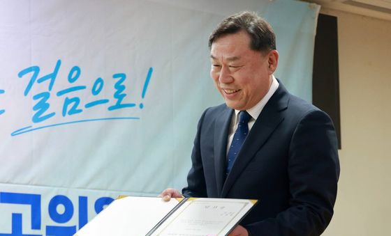 당선증 받아 든 김종훈 진보당 신임 대표
