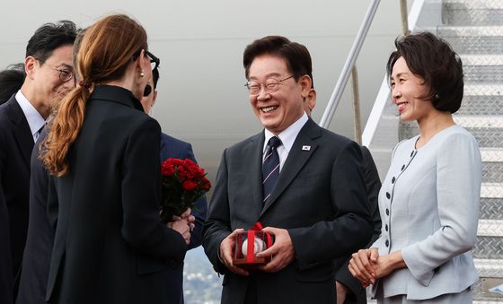 야구공 선물 받은 이재명 대통령
