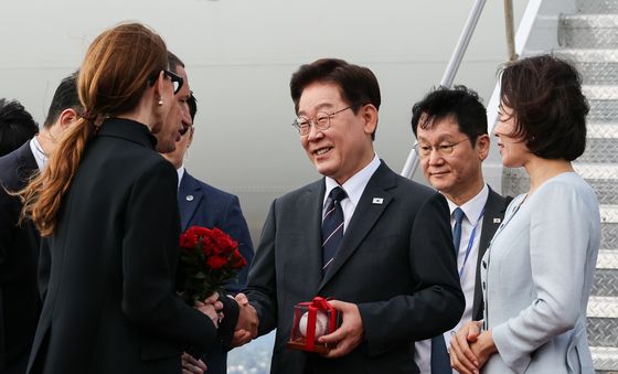 야구공 선물 받은 이재명 대통령