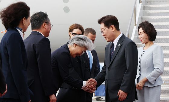 인사 나누는 이재명 대통령·강경화 대사