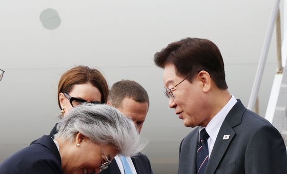 인사 나누는 이재명 대통령·강경화 대사