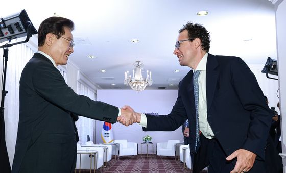 인사 나누는 이재명 대통령·앤트로픽 CEO