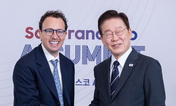 악수하는 이재명 대통령·다리오 아모데이 앤트로픽 CEO