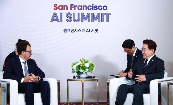 대화하는 이재명 대통령·다리오 아모데이 앤트로픽 CEO