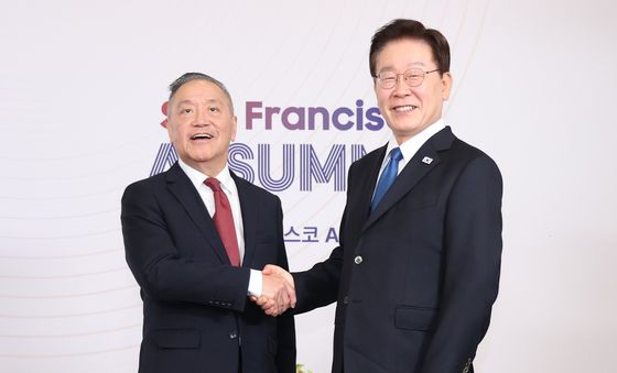 인사 나누는 이재명 대통령·혹 탄 브로드컴 CEO