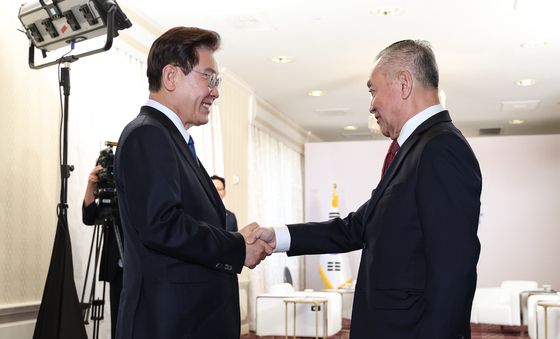 인사 나누는 이재명 대통령·혹 탄 브로드컴 CEO