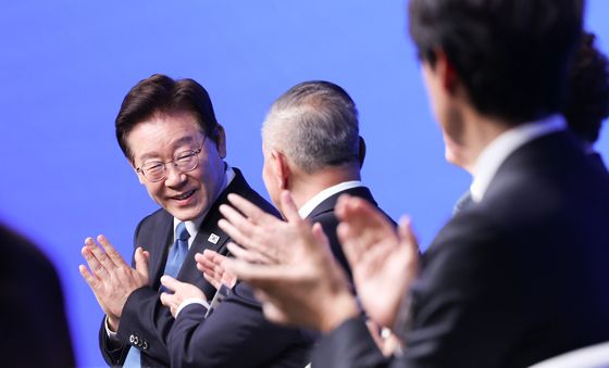 박수치는 이재명 대통령