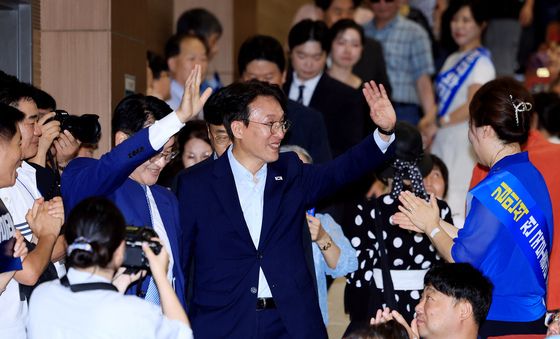 지지자들에게 환호 받으며 입장하는 김민석 후보