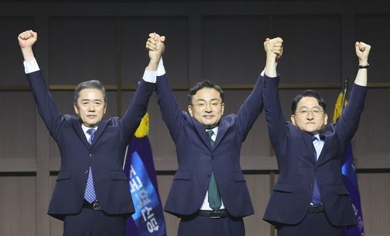 두손 들어올린 신장식 진임 당대표와 황현선·차규근 신임 최고위원