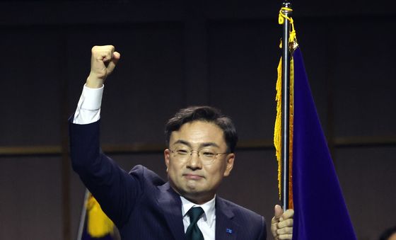 당원들에게 인사하는 신장식 신임 당대표