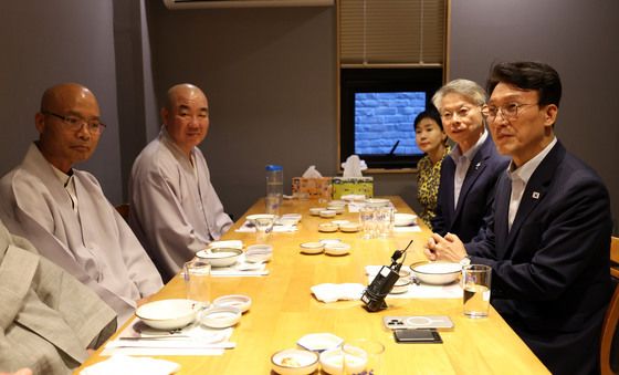 경청하는 김민석 전 총리