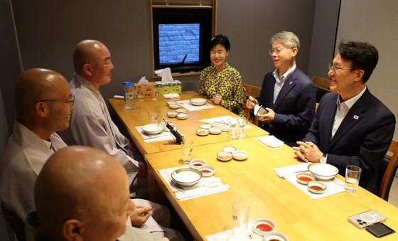 김민석 전 총리, 광주서 주지스님들과 대담