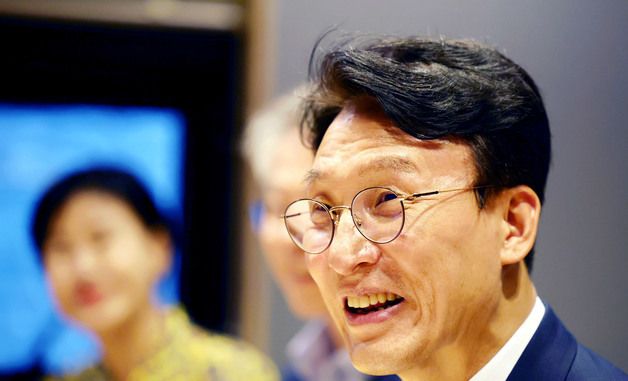 미소 보이는 김민석 전 총리